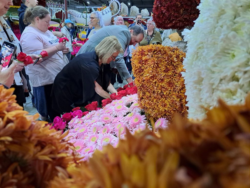 December 30 - The last little section of roses was saved for SGM Tom Calabrese, IARA President Pam Isenhower, GM Rita Cooper and RA President Marcy HarperSeibel to put in when they got back from the Sponsor's Reception.